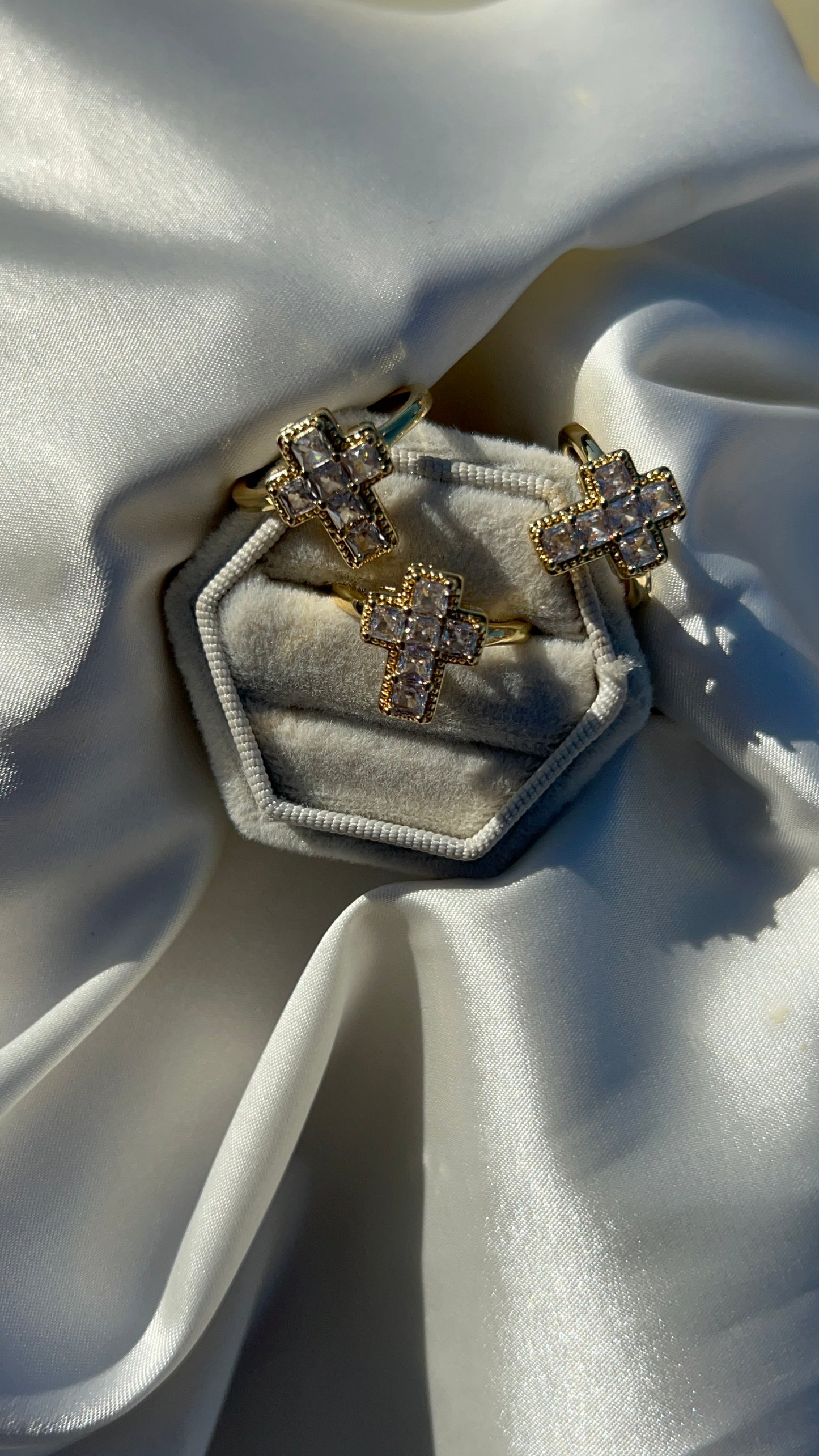 Cross adjustable ring