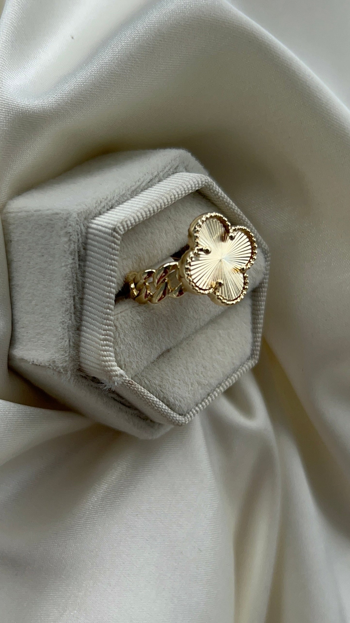 Gold Four clover ring