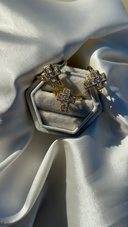 Cross adjustable ring